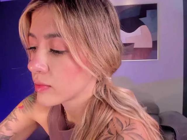 EveBenson on BongaCams 