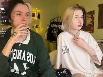 Freechat veryraretwins on Chaturbate