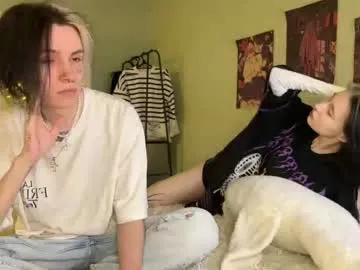 Freechat veryraretwins on Chaturbate