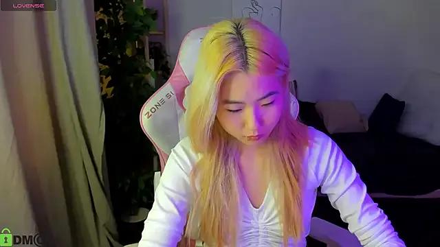 Aisi_18 on StripChat 