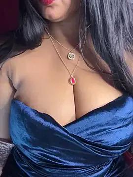 GLaM_GoDdEsS_143 on StripChat