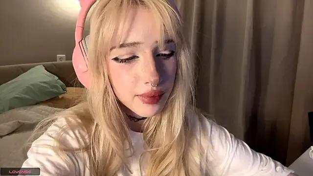 Milkmoriee — take off top