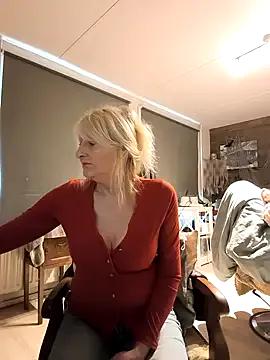 StripChat SexyMilfTascha is Freechat SexyMilfTascha — Topless 5 min