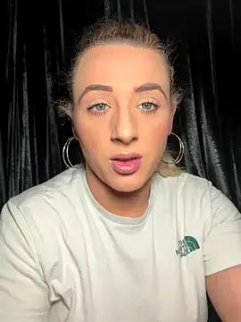 StripChat Strongqueen is Freechat Strongqueen — Flash boobs in public pub toilet