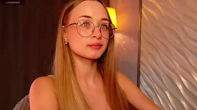 Tiffanyhunt — Teasing with bottom and fearher